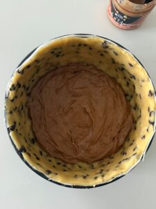 étaler la pâte pralinée