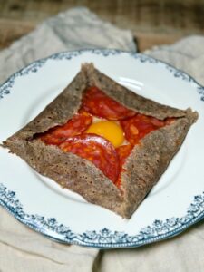 Galette de blé noir, oeuf, chorizo et fromage