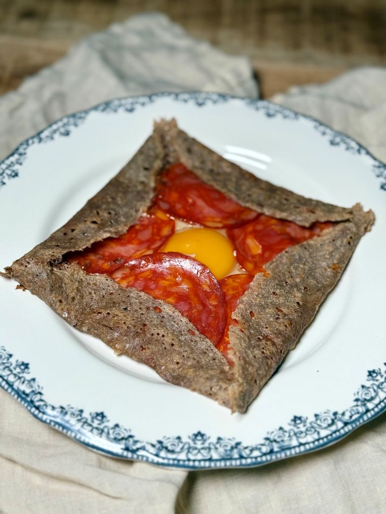 Galette de blé noir, oeuf, chorizo et fromage