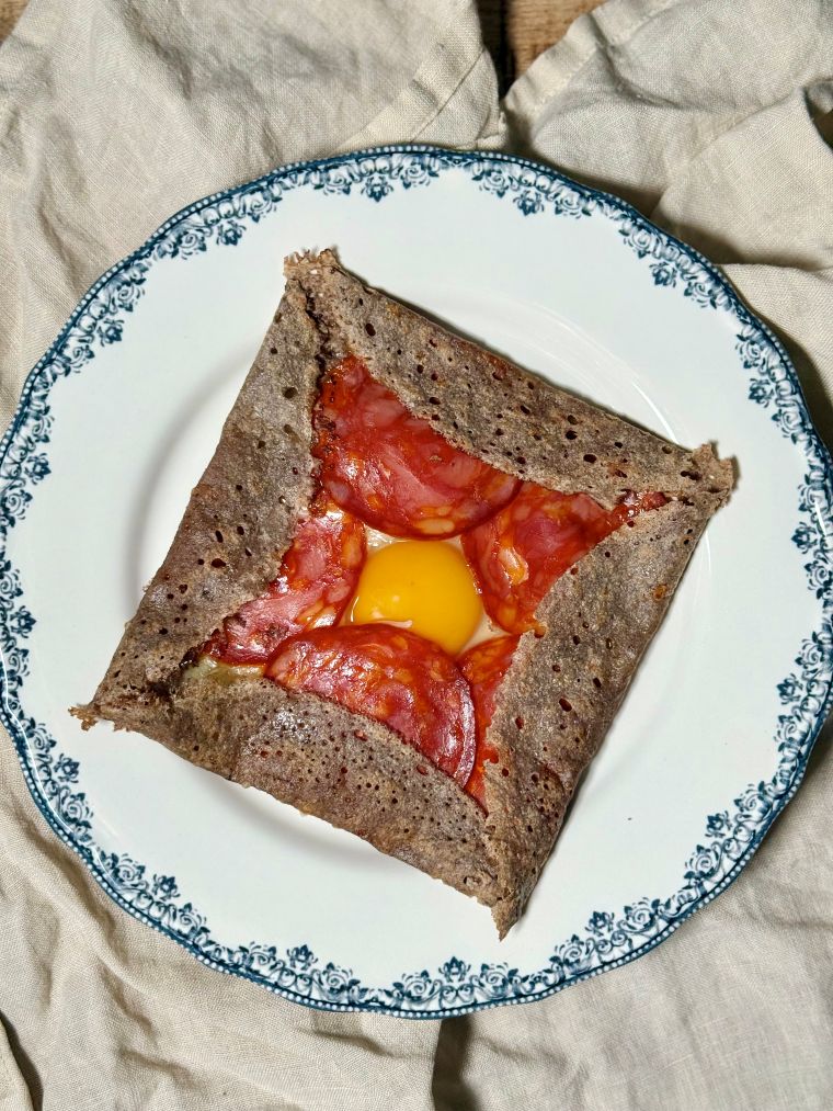 Galette de sarrasin avec oeuf, chorizo et emmental