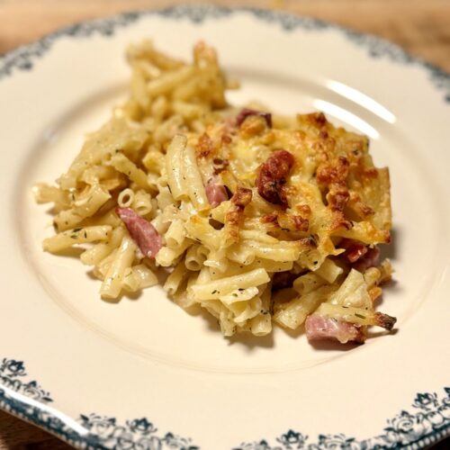 gratin de pâtes aux lardons, crème au fromage et thym