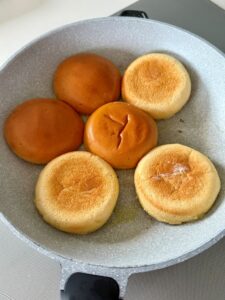 Buns burger grillés à la poêle