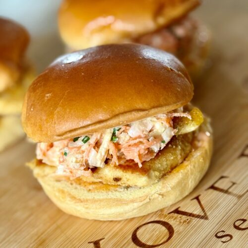 Burger japonais au poulet croustillant et coleslaw