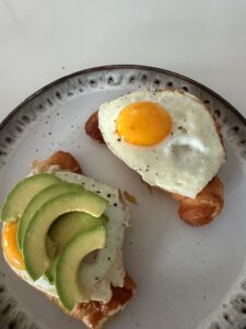 croissant oeuf au plat avocat citron