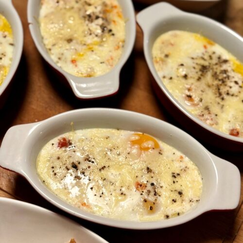 Oeufs cocotte avec crème, chorizo, mozzarella
