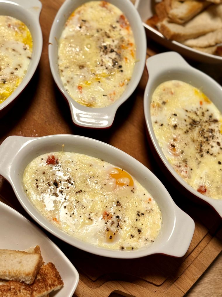 oeufs-cocotte-ramequin oeufs cocotte dans un ramequin, cuits au bain-marie au four