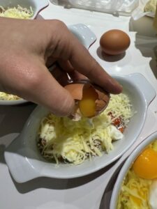 casser un oeuf au dessus