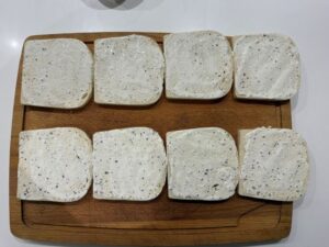tartiner le pain de crème à la truffe