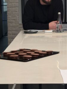 poser le craquelin sur la pâte à choux