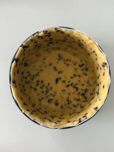 foncer le moule avec la pâte à cookies