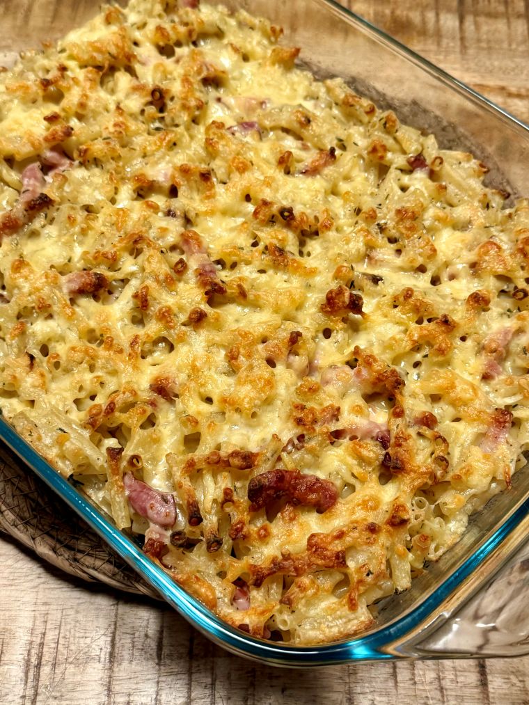 gratin de macaroni crémeux avec lardons, gouda et thym