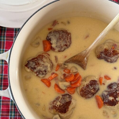 Paupiettes de poulet en sauce crémeuse aux champignons et carottes