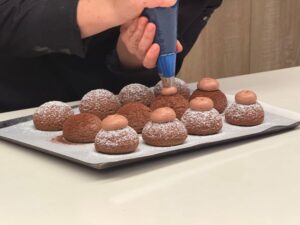 pocher la ganache montée sur le chou