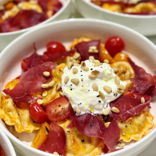 Ravioli pesto rosso, burrata, bresaola et tomates cerises