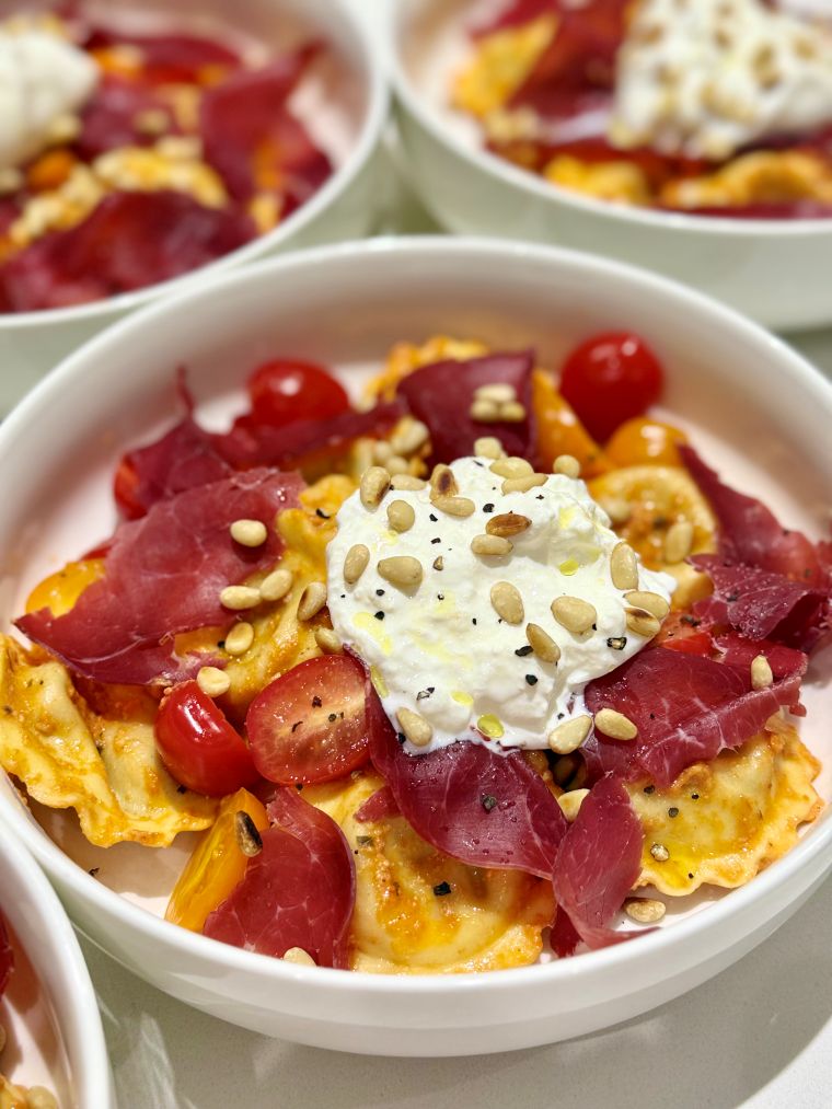 girasoli, burrata, bresaola, pesto rosso, tomates cerises, pignons de pin