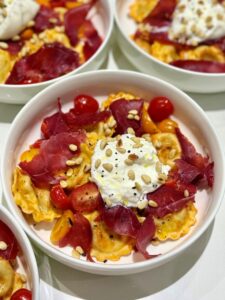 Ravioli burrata bresaola pesto rosso