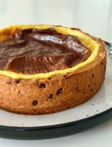 flan vanille sur cookie pépites chocolat avec praliné noisettes