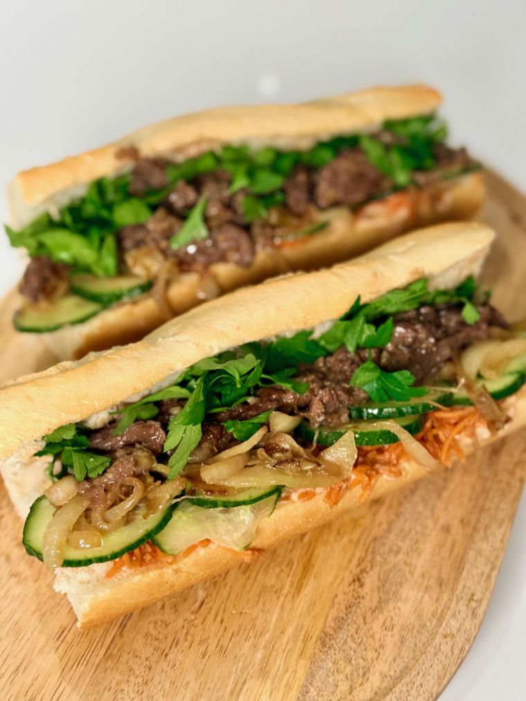 Banh mi , sandwich baguette au boeuf carotte concombre mayonnaise