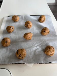 boules de pâte à cookies aux pépites de chocolat