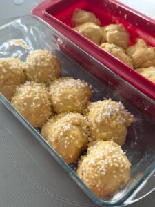 dorer les brioches avec un pinceau