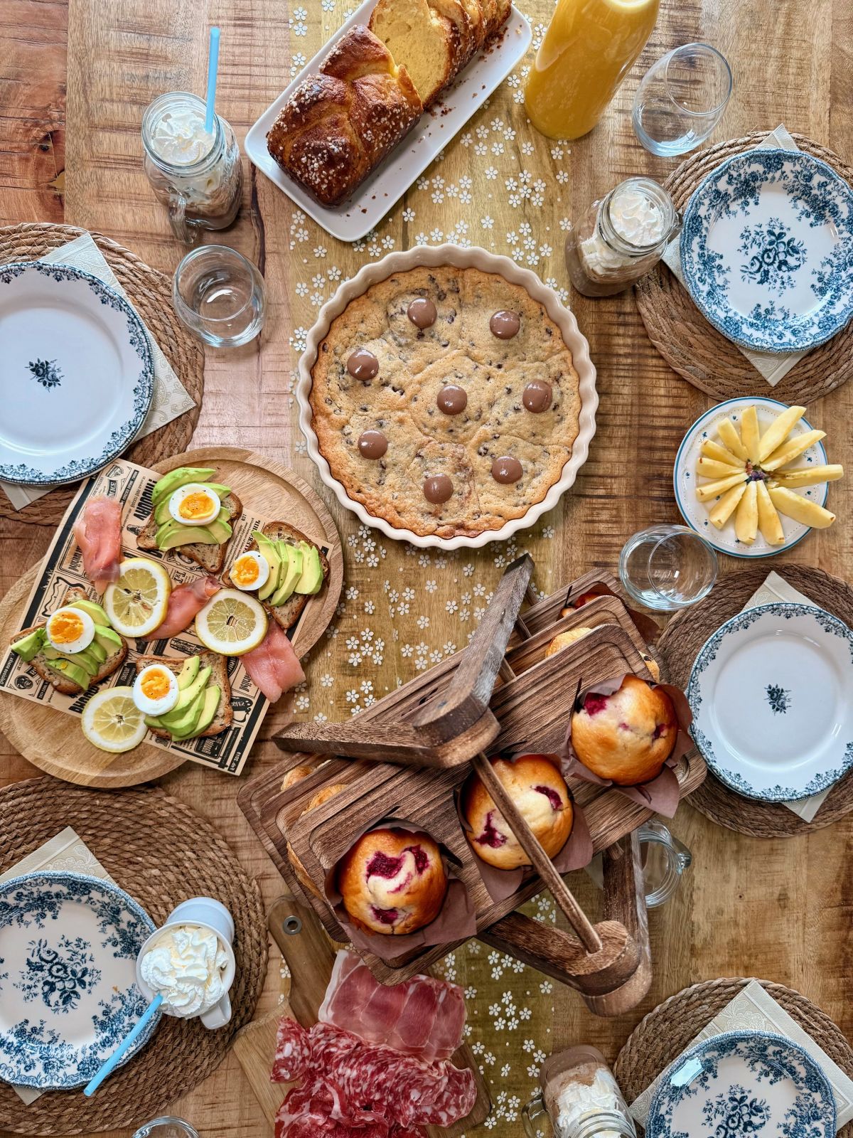 Brunch maison : avocado toast + muffins framboise + scoopable cookie + pains chocolat et croissants jus d'orange + brioche