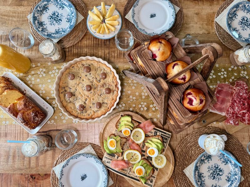 Brunch maison : avocado toast, brioche, scoopable cookie, muffins, jus de fruits, viennoiseries