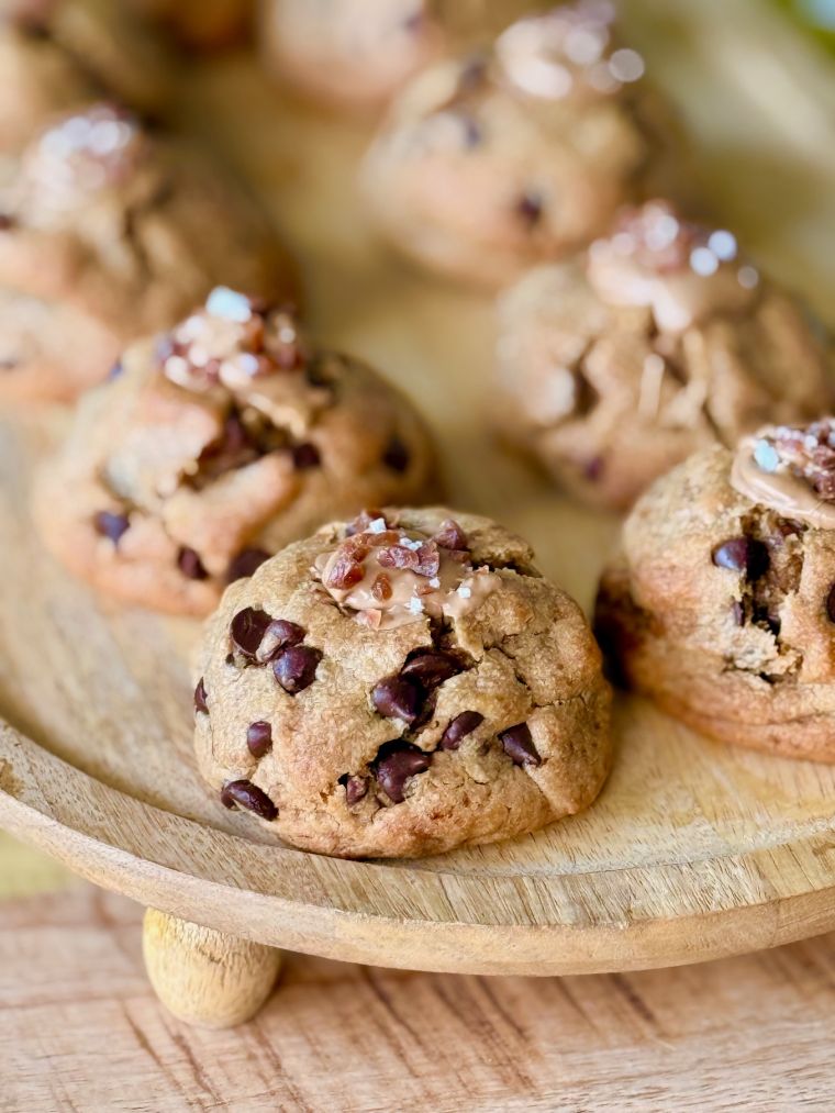 Cookies aux pépites de chocolat fourrés après cuisson de pâte à tartiner