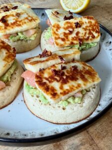 Crumpet avocat saumon halloumi grillé au miel