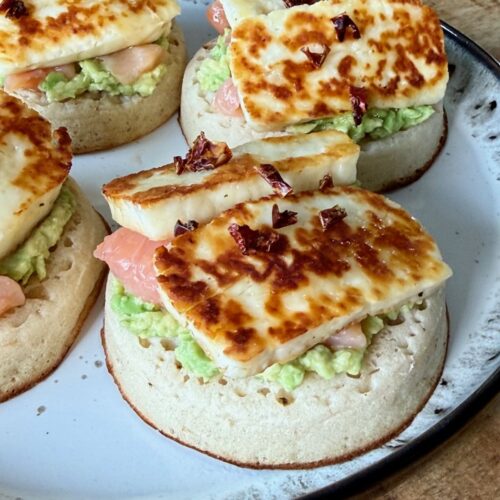 Crumpet à l'avocat, saumon fumé, halloumi grillé