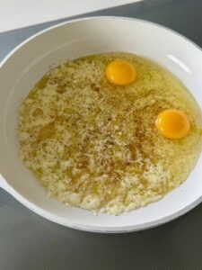 casser les oeufs sur une moitié