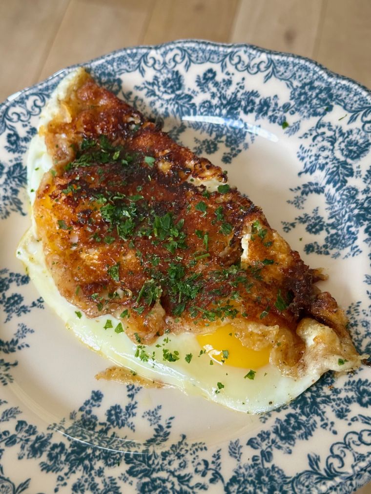 hot-honey-egg oeuf au plat au miel et mozzarella