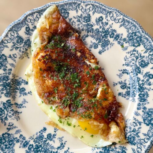 Oeufs au plat sur mozzarella, miel, huile d'olive