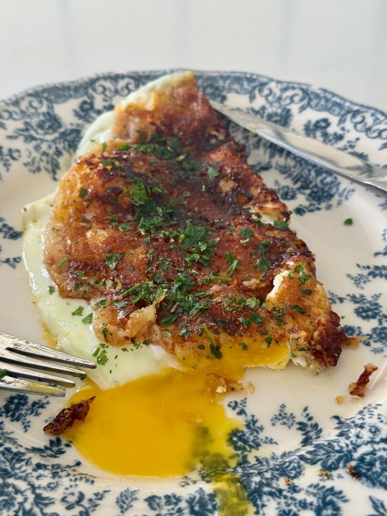 oeufs-plat-miel-mozzarella oeuf au plat sur miel, mozzarella, huile, à la poêle
