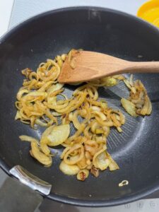 Caraméliser les oignons