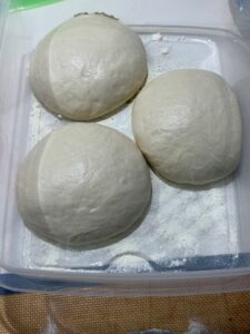 boules de pâte à pizza poussées