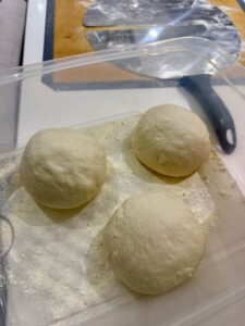 faire des boules avec la pâte à pizza