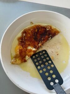 plier les oeufs au plat au miel et fromage