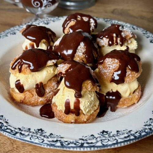 Chouquettes avec glace vanille et sauce chocolat maison