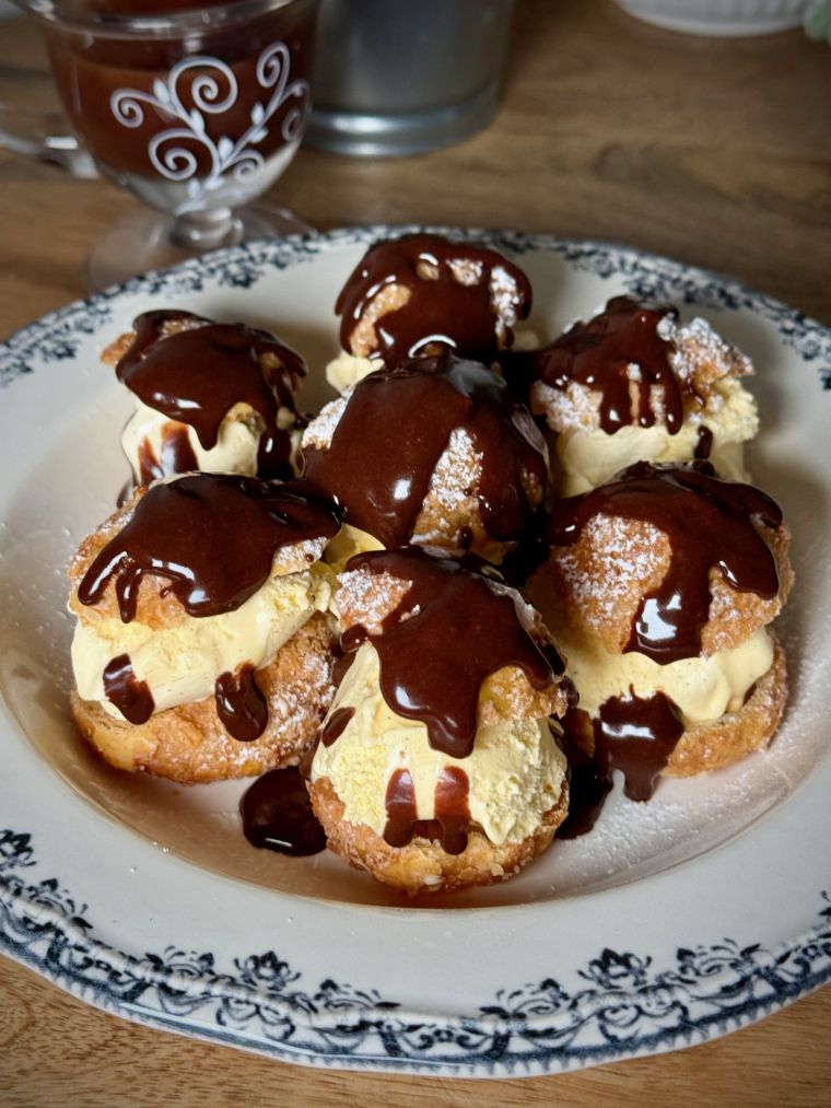 chouquettes lidl, glace vanille lidl, sauce chocolat maison