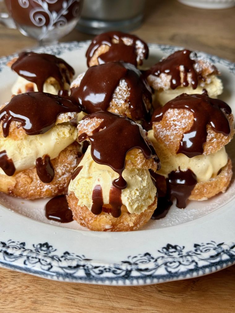 chouquettes, glace vanille, sauce chocolat
