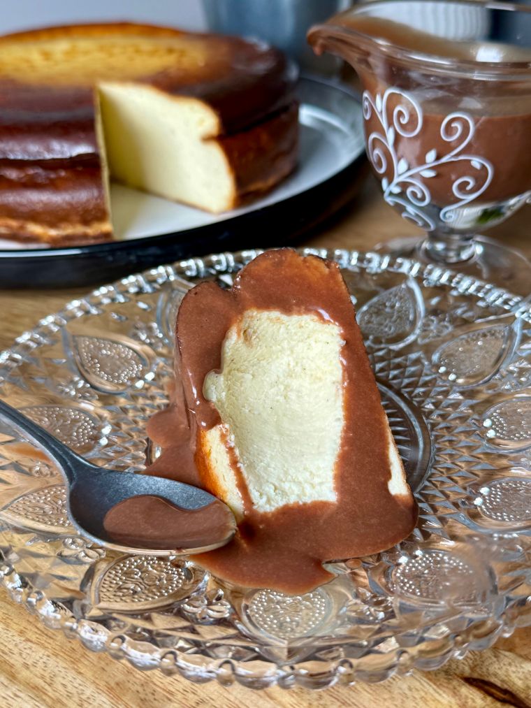 part de cheesecake san sebastian et sauce chocolat