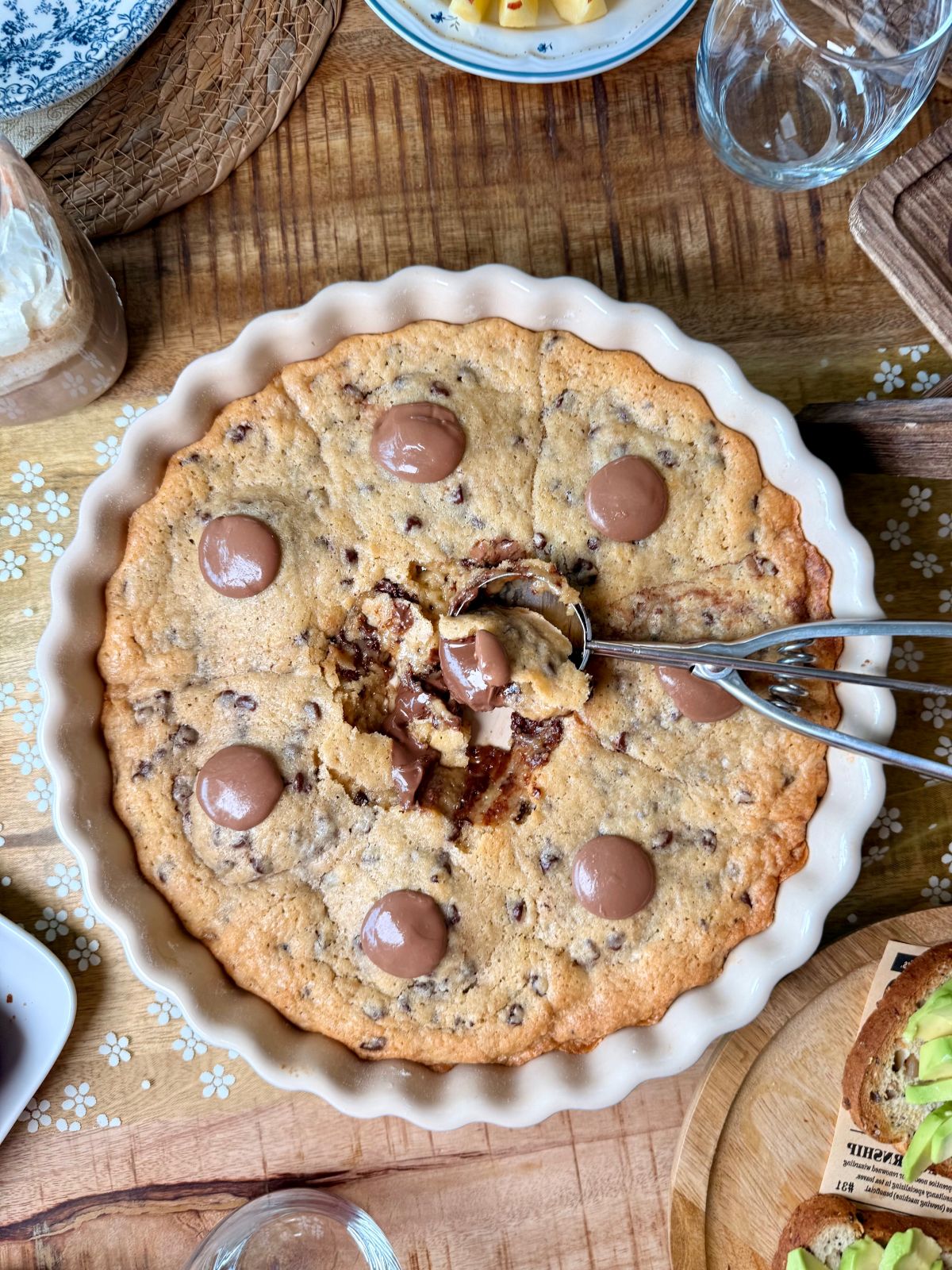 cookie xl dans son moule, fourré au nutella, à partager. Scoopable cookie ou cookie à ramsser.