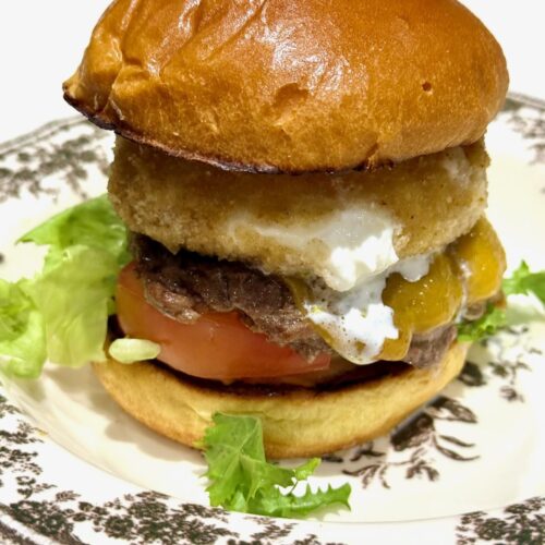 hamburger steak smashé, bun brioché, burrata panée, salade, tomate, cheddar et mayonnaise pimentée