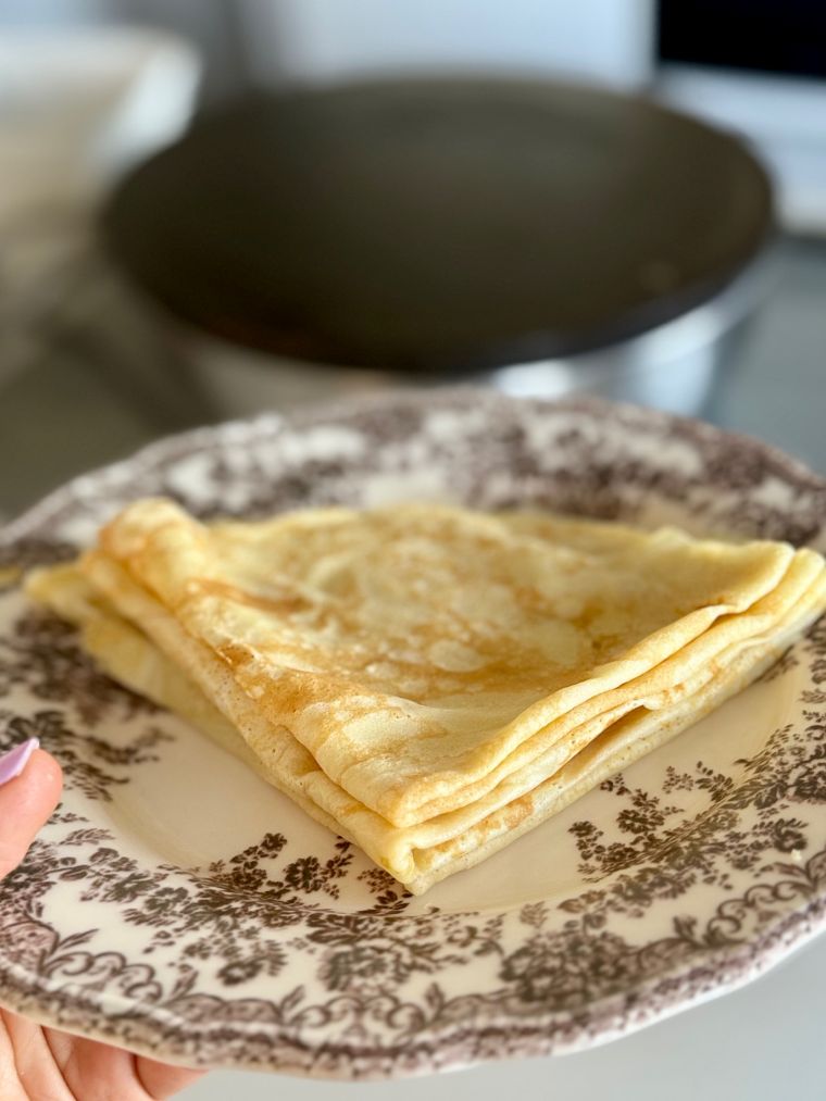 crêpes à la farine de blé en cuisson billig