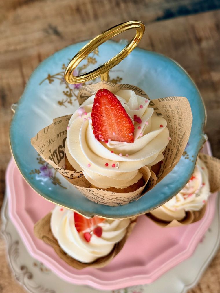 cupcakes avec fraise, confiture de fraises et chantilly mascarpone