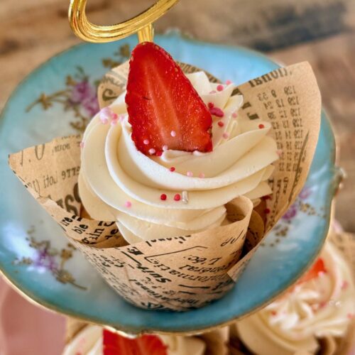 Cupcakes maison aux fraises, avec coeur fondant confiture et chantilly mascarpone