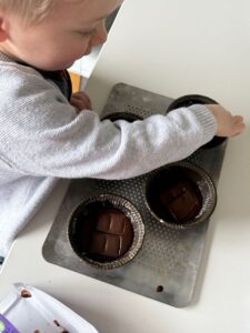 Déposer des carrés de chocolat