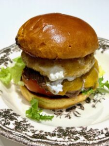 hamburger maison à la burrata panée