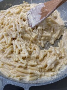 meilleur mac and cheese avec beaucoup de fromages et de la crème