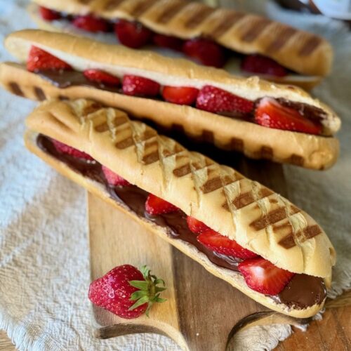 Panini aux fraises et pâte à tartiner, avec baguette viennoise